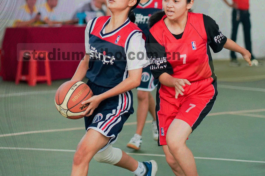 看台灯光散落在深色纹理上，画面没有明显主体